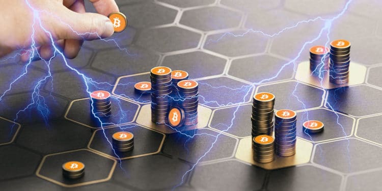 Bitcoins apiladas en red hexagonal y relámpagos representando Lightning.