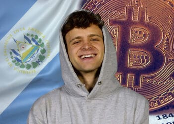 Jack Mallers entre bitcoin y bandera de El Salvador.