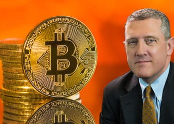 James Bullard y pila de bitcoins.