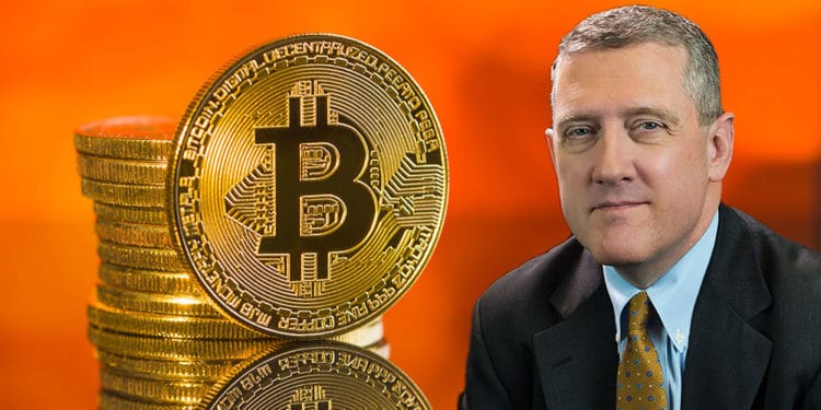 James Bullard y pila de bitcoins.
