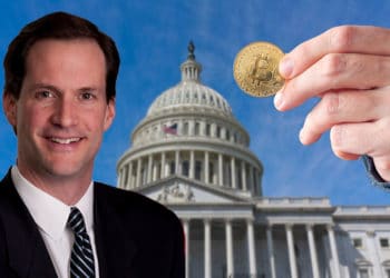 Jim Himes frente al Congreso de Estados Unidos y mano sosteniendo una bitcoin.
