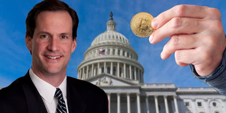 Jim Himes frente al Congreso de Estados Unidos y mano sosteniendo una bitcoin.