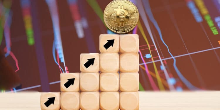 Bitcoin sobre bloques de madera con flechas hacia arriba.