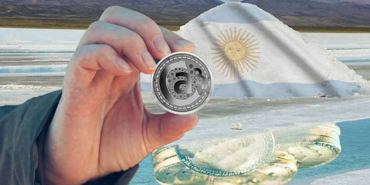 Mina de litio con reflejo de tokens y mano sosteniendo Atomico3.