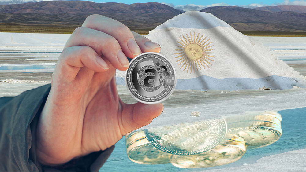 Mina de litio con reflejo de tokens y mano sosteniendo Atomico3.