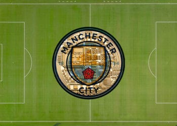 Campo de fútbol con logo e Manchester City.