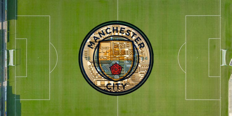 Campo de fútbol con logo e Manchester City.