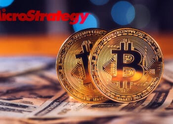 Bitcoin, dólares y logo de Microstrategy.