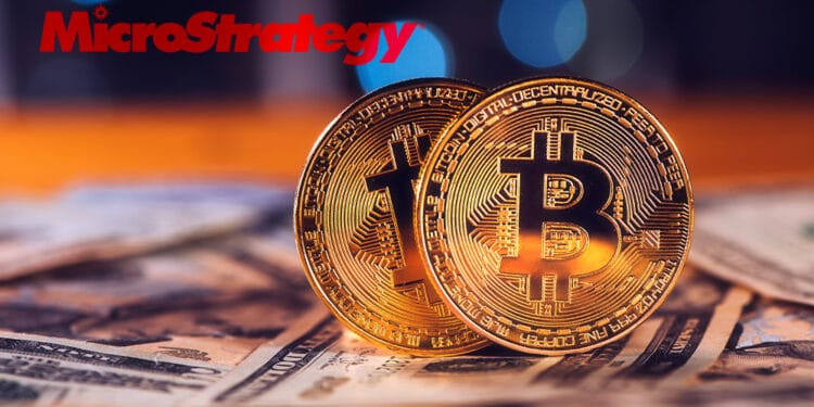 Bitcoin, dólares y logo de Microstrategy.