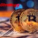 Bitcoin, dólares y logo de Microstrategy.