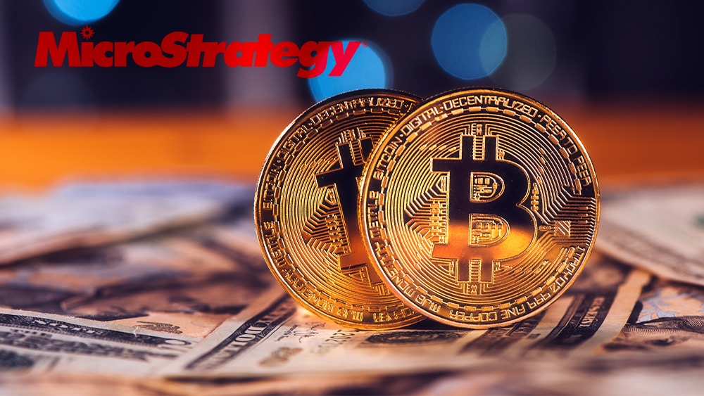 Bitcoin, dólares y logo de Microstrategy.