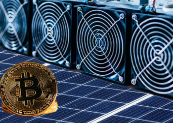 Bitcoin y minero sobre panel solar.