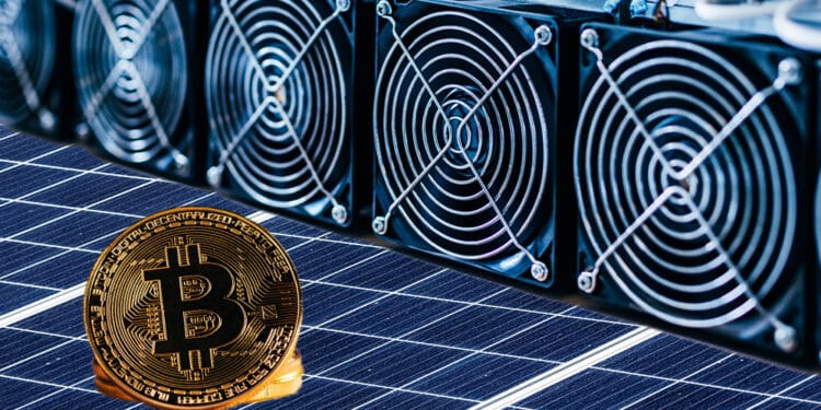 Bitcoin y minero sobre panel solar.