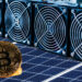 Bitcoin y minero sobre panel solar.