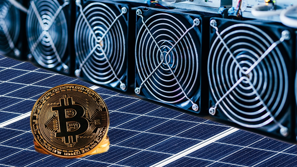 Bitcoin y minero sobre panel solar.