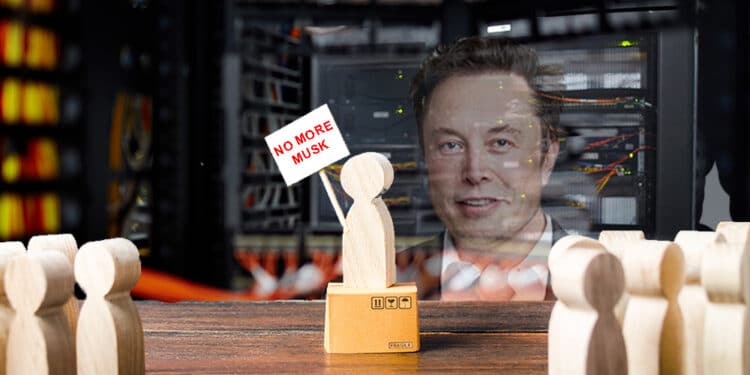 Grupo clama No More Musk en granja minero con Elon Musk desvaneciéndose al fondo.