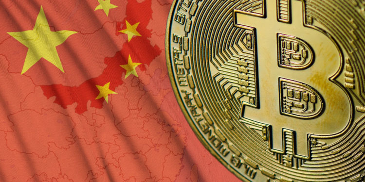 Bitcoin sobre bandera de China y mapa de Mongolia Interior.