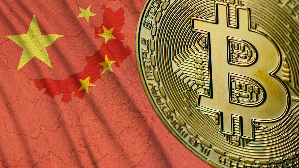 Bitcoin sobre bandera de China y mapa de Mongolia Interior.