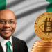 Bandera de Nigeria de fondo con bitcoins y Godwin Emefiele.