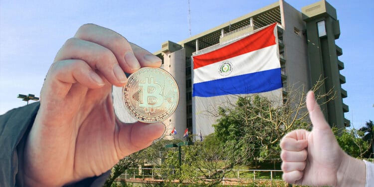 Banco Central de Paraguay con bandera de Paraguay, mano con pulgar arriba y bitcoin.