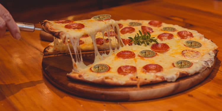 Pizza con bitcoins sobre pepperoni.