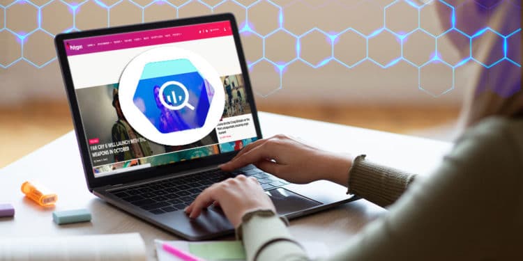 Persona con laptop, pantalla con sitio web de Polygon y logo de Google Query.