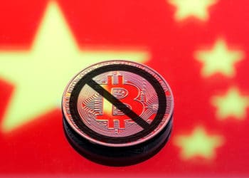 Bandera de China con bitcoin tachada como prohibida.