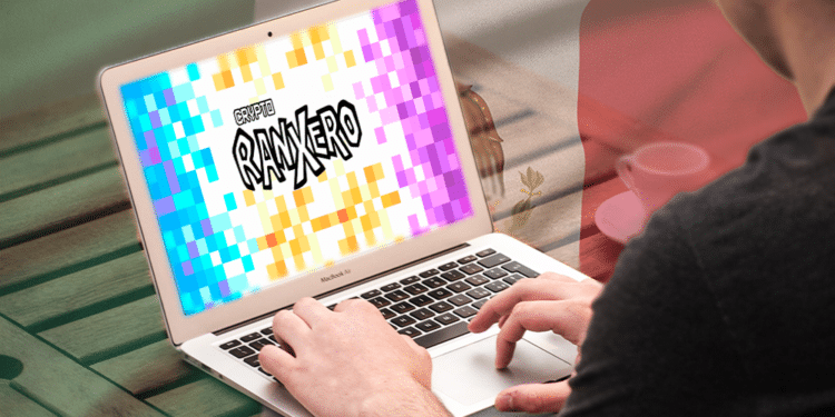 Persona revisando el sitio web de Ranxero con bandera de México al fondo.