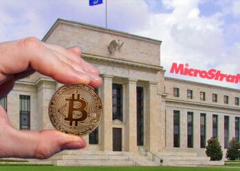 Reserva Federal y ogo de Microstratregy y mano sosteniendo bitcoin.