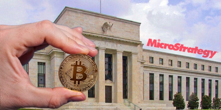 Reserva Federal y ogo de Microstratregy y mano sosteniendo bitcoin.