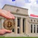 Reserva Federal y ogo de Microstratregy y mano sosteniendo bitcoin.