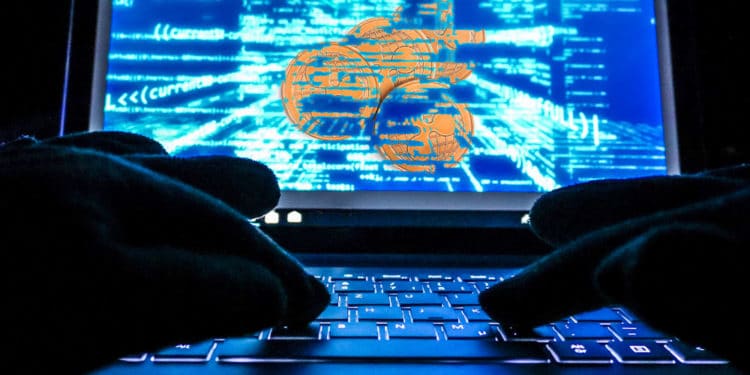 Hacker con XRP en la pantalla.