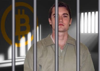 Ross Ulbricht encarcelado con logo de bitcoin en la pared.