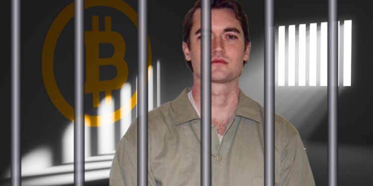 Ross Ulbricht encarcelado con logo de bitcoin en la pared.