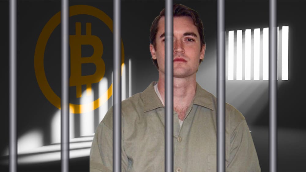 Ross Ulbricht encarcelado con logo de bitcoin en la pared.