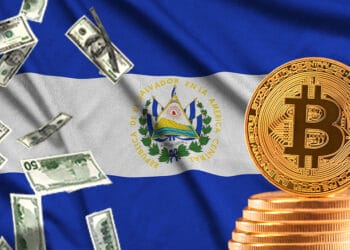 Bandera de El Salvador con bitcoin y dólares.