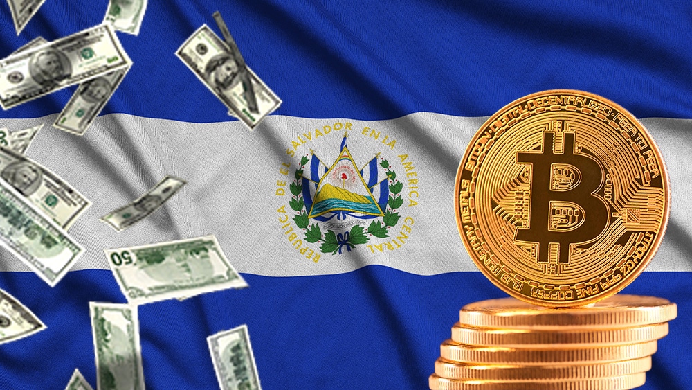 Bandera de El Salvador con bitcoin y dólares.