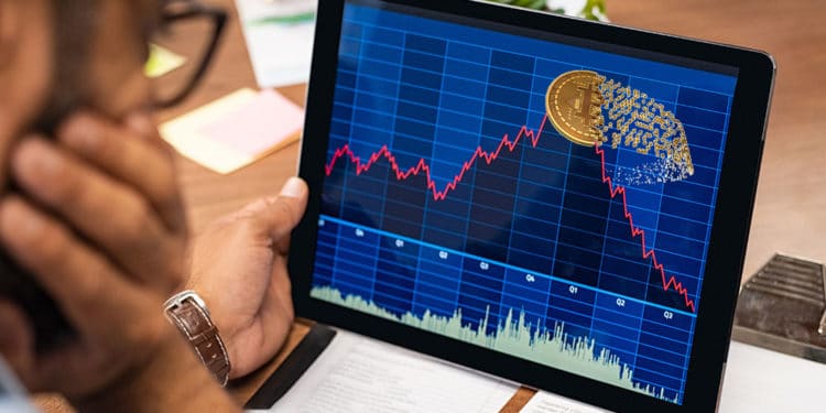 Persona y gráfico bursátil con bitcoin en la cima.