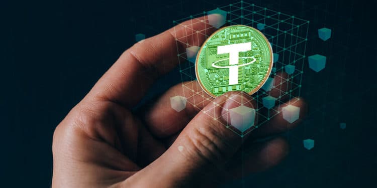 Mano sosteniendo Tether con blochain de fondo.