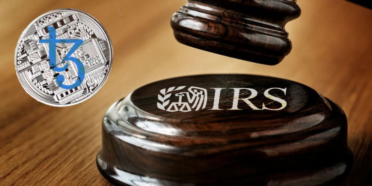 Mazo de juez con logo de IRS y criptomoneda tezos.