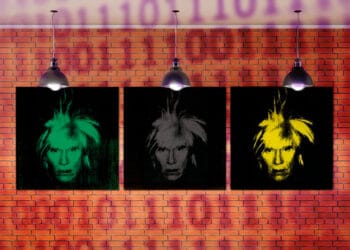 Tres autorretratos de Warhol con fondo de códigos.