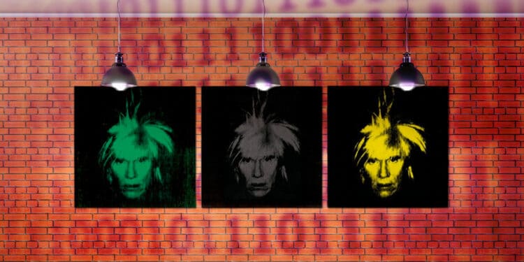 Tres autorretratos de Warhol con fondo de códigos.