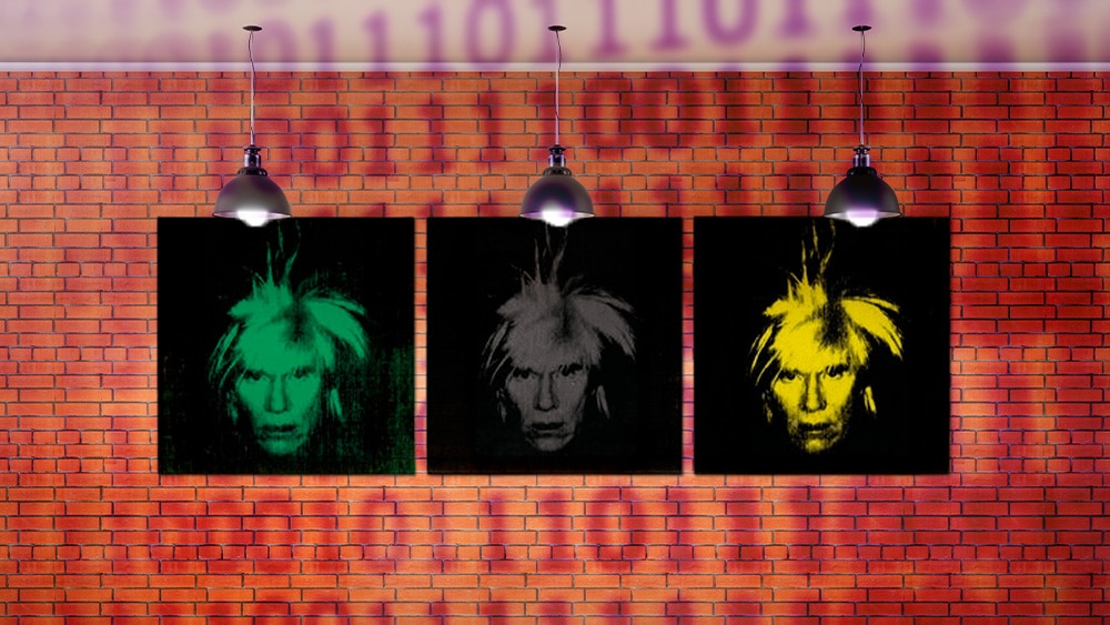 Tres autorretratos de Warhol con fondo de códigos.