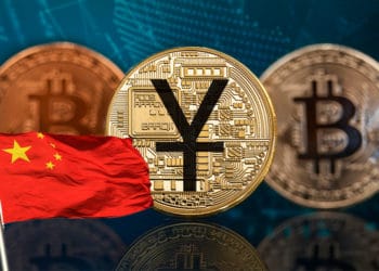 Bitcoin y Yuan digital con bandera de China.