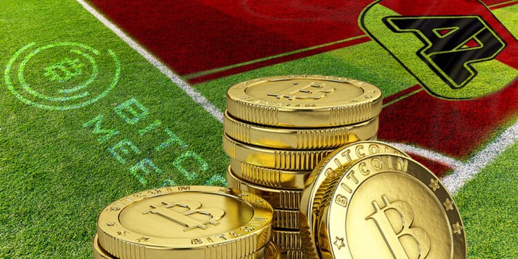 Campo de fútbol con BTC y logo de AZ y Bitcoin Meester.