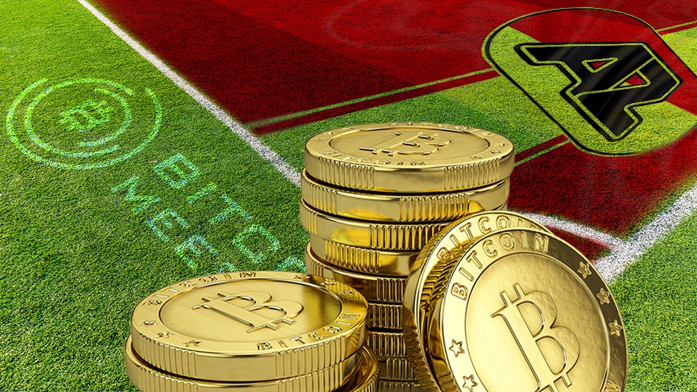 Campo de fútbol con BTC y logo de AZ y Bitcoin Meester.