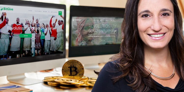 Dos pantallas con los sitios web BitGive y GiveTrack, unas btc sobre la mesa.