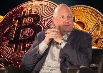 El nuevo fondo Andreessen Horowitz llega en un momento que bajó el precio de bitcoin. Composición por CriptoNoticias Fuentes:  Marc Andreessen  /  wikipedia.org  ;  FabrikaPhoto  /  elements.envato.com .