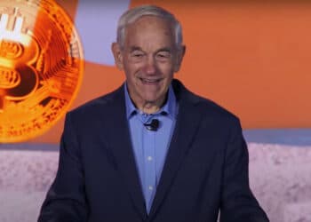 El reconocido político republicano y libertario Ron Paul manifestó su valoración positiva de bitcoin. Composición por CriptoNoticias. LightFieldStudios / elements.envato.com; Bitcoin Conference / youtube.com.