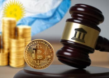 Maso de juez con ícono de banco, criptomonedas y btc con bandera de Argentina de fondo.